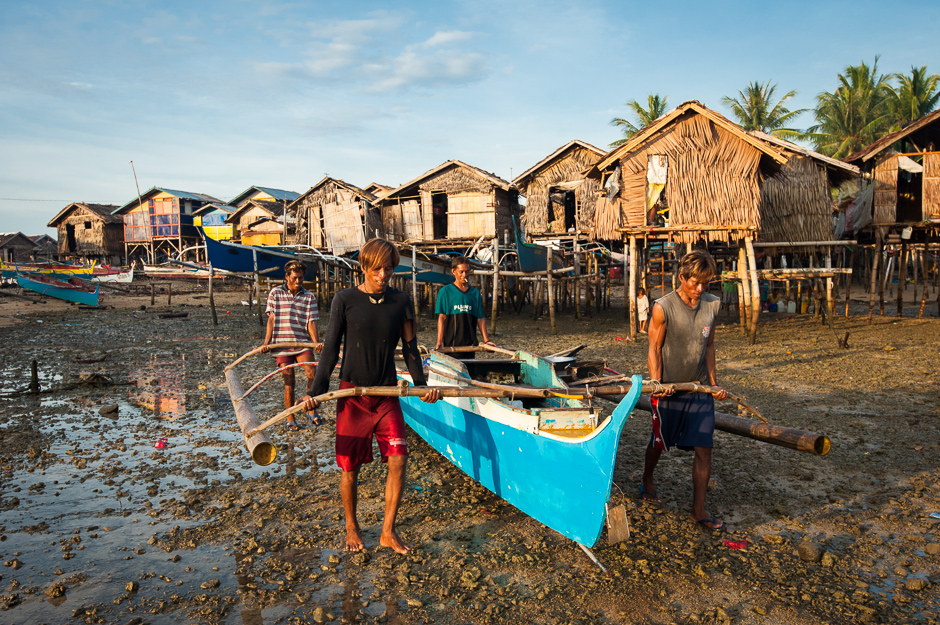 Badjao men heading out to fish