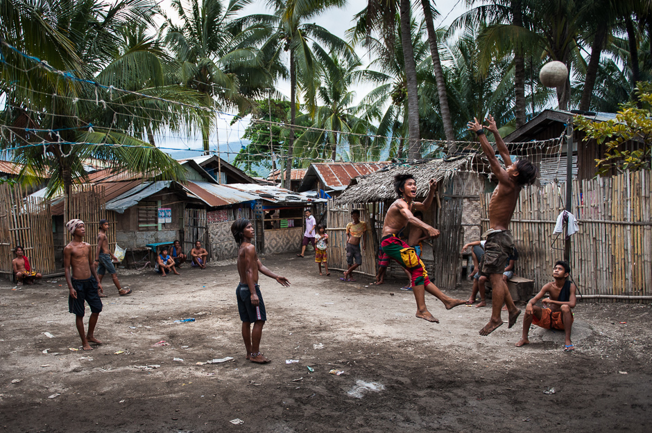 Badjao men playing volleyball