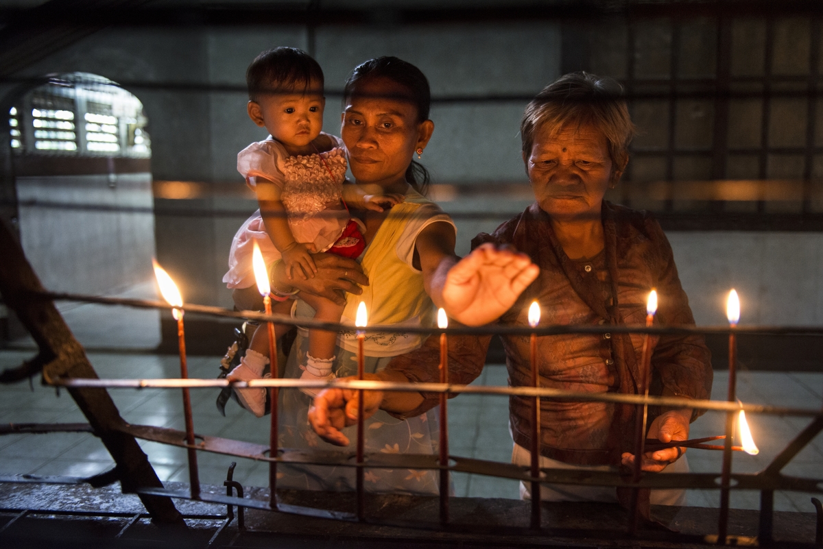 Family lights candles