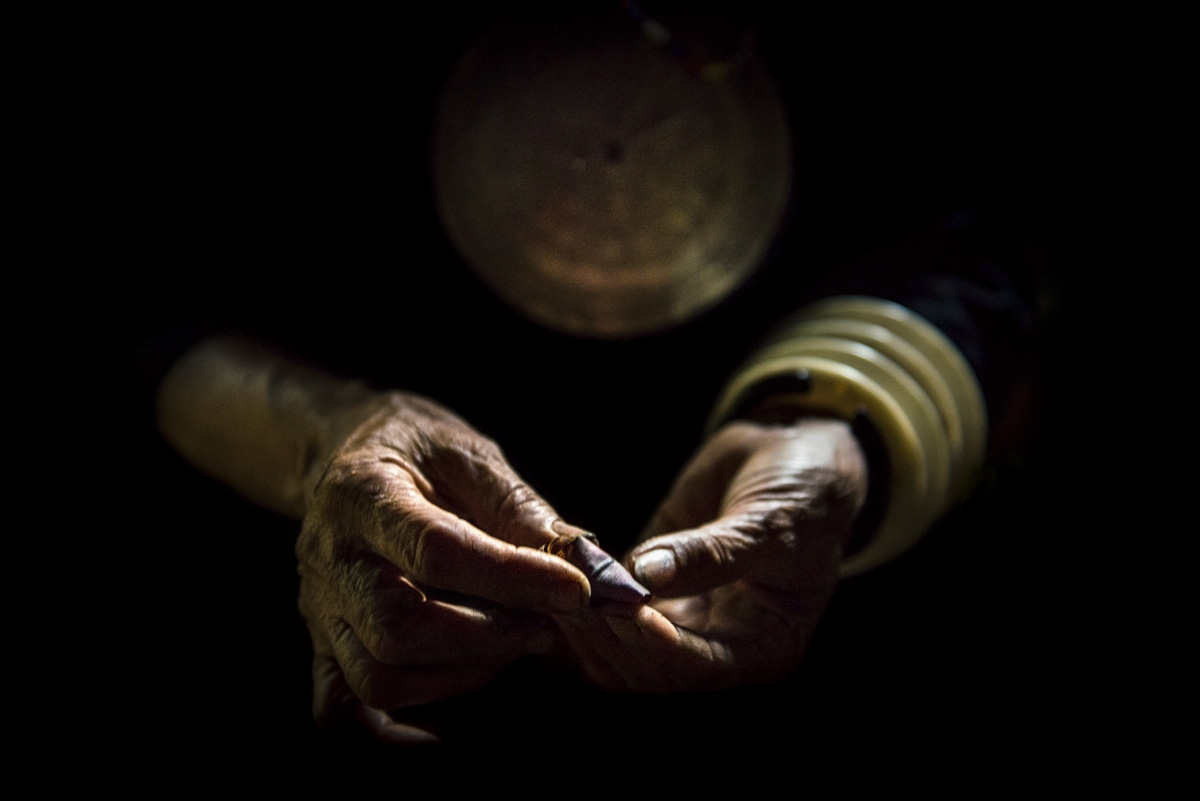 Mansaka hands holding mama (betel nut)